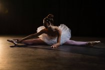 Balletttänzerin dehnt sich vor dem Tanz im Studio — Stockfoto