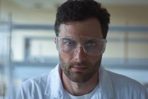 Портрет студента университета в защитных очках в лаборатории — стоковое фото