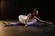 Танцовщица балета перед танцами в студии — стоковое фото