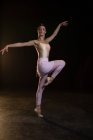 Витончена балерина, що стоїть навпроти в балетній студії — стокове фото