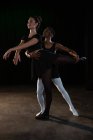Партнеры по балету практикуют балетный танец на сцене — стоковое фото