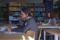 Studentinnen im Teenageralter lernen am Schreibtisch im Klassenzimmer — Stockfoto