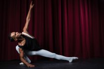 Балерино практикует балет на сцене — стоковое фото