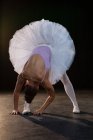 Танцівниця балету розтягується перед танцями в студії — стокове фото