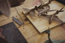 Diverses sculptures sur table en bois en atelier — Photo de stock
