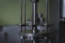 Gros plan des machines métalliques en laboratoire — Photo de stock