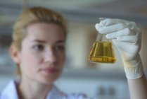 Внимательный студент университета проводит химический эксперимент в лаборатории — стоковое фото