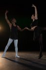 Partenaires de ballet pratiquant la danse de ballet sur scène — Photo de stock