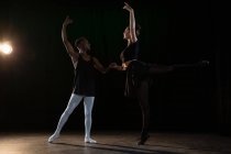 Compagni di balletto che praticano danza classica sul palco — Foto stock