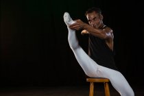 Ballerino pratiquant la danse de ballet sur scène — Photo de stock