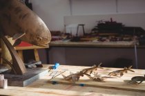 Várias esculturas em mesa de madeira em oficina — Fotografia de Stock