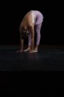 Bailarina realizando ejercicio de estiramiento en el escenario - foto de stock