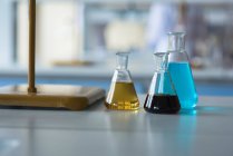 Крупним планом хімікати в склянці на столі — стокове фото