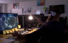 Executive utilizza cuffie realtà virtuale mentre lavora alla scrivania in ufficio — Foto stock