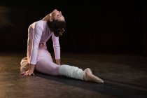 Танцівниця балету розтягується перед танцями в студії — стокове фото