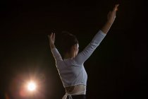 Вид ззаду на балерину, що практикує балетний танець на сцені — стокове фото