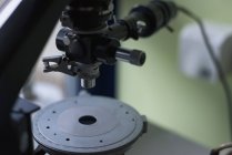 Primer plano del microscopio en laboratorio - foto de stock