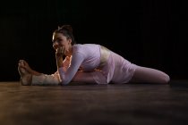 Danseuse de ballet s'étirant avant de danser en studio — Photo de stock