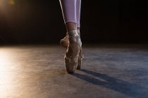 Graciosa bailarina de pé en pointe no estúdio de balé — Fotografia de Stock