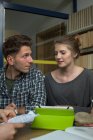 Studenti universitari discutono mentre studiano alla scrivania in classe — Foto stock