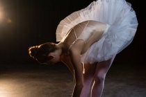 Dançarina de balé feminina se alongando antes de dançar no estúdio — Fotografia de Stock