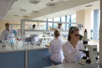 Studenti che praticano l'esperimento in laboratorio — Foto stock