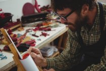 Ремесленник рисует скульптуру в мастерской — стоковое фото