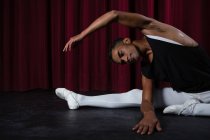 Bailarino praticando dança de balé no palco — Fotografia de Stock