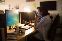 Aufmerksame Führungskraft arbeitet am PC am Schreibtisch im Büro — Stockfoto
