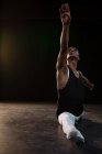 Танцівниця балету виконує розкол на сцені — стокове фото