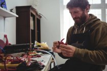 Artesanato trabalhando em escultura de argila em oficina — Fotografia de Stock