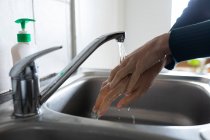 Frauenhände, die Zeit zu Hause verbringen und sich die Hände waschen. Lebensstil zu Hause isolierend, soziale Distanzierung in Quarantäne während Coronavirus covid 19 Pandemie. — Stockfoto