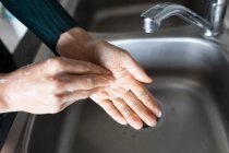 Mains de femme passant du temps à la maison, se lavant les mains. Mode de vie à domicile isolement, éloignement social en quarantaine confinement pendant la coagulation du coronavirus 19 pandémie. — Photo de stock