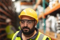 Портрет кавказького робітника на фабриці з високим візерунком, який дивиться на камеру і носить шолом безпеки.. — стокове фото