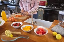 Mitte der Vloggerin zu Hause in ihrer Küche und demonstriert die Zubereitung von Essensrezepten für ihren Online-Blog. Soziale Distanzierung und Selbstisolierung in Quarantäne. — Stockfoto