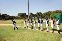 Joueurs de baseball qui courent sur le terrain — Photo de stock