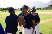 Jogadores de beisebol conversando antes do jogo — Fotografia de Stock
