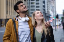 Vista frontal de perto de um casal caucasiano feliz nas ruas da cidade durante o dia, abraçando, admirando a vista . — Fotografia de Stock