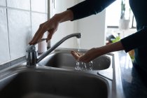 Parte média da mulher lavando as mãos com sabão líquido. Distanciamento social e auto-isolamento em quarentena . — Fotografia de Stock