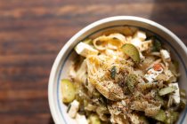 Nahaufnahme eines Tellers mit Linguine Pasta mit Gemüse, der auf einem Tisch in der Küche steht. Soziale Distanzierung und Selbstisolierung in Quarantäne. — Stockfoto