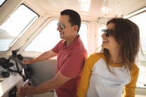 Um homem caucasiano e sua filha adolescente de pé em um barco — Fotografia de Stock