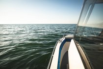 Magnífica vista das ondas e da luz solar refletindo sobre as ondas do mar, uma janela do barco visto em primeiro plano — Fotografia de Stock