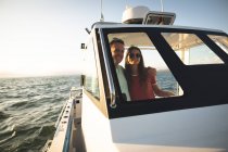 Un homme caucasien et sa fille adolescente debout sur un bateau — Photo de stock