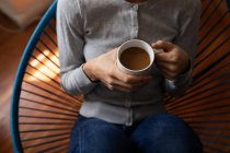 Die Hälfte der Frauen verbringt die Zeit zu Hause und trinkt Kaffee. Lebensstil zu Hause isolierend, soziale Distanzierung in Quarantäne während Coronavirus covid 19 Pandemie. — Stockfoto
