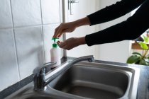 Руки жінки проводять час вдома, миючи руки. Спосіб життя в домашніх умовах ізоляція, соціальне дистанціювання в карантині під час пандемії коронавірусу 19 . — стокове фото
