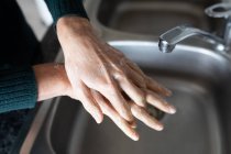 Mãos de mulher a passar tempo em casa, a lavar as mãos. Estilo de vida em casa isolamento, distanciamento social em quarentena bloqueio durante coronavírus covid 19 pandemia . — Fotografia de Stock