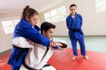 Judokas pratiquant le judo dans une salle de gym — Photo de stock