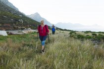 Pareja mayor pasando tiempo en la naturaleza juntos, caminando por las montañas. estilo de vida saludable actividad de jubilación. - foto de stock