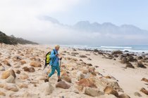 Mujer mayor pasando tiempo en la naturaleza, caminando en las montañas, caminando en la playa. estilo de vida saludable actividad de jubilación. - foto de stock