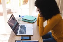 Afroamerikanerin bei einem Videochat am Laptop, während sie von zu Hause aus arbeitet. Soziale Distanzierung während Covid 19 Coronavirus Quarantäne Lockdown. — Stockfoto